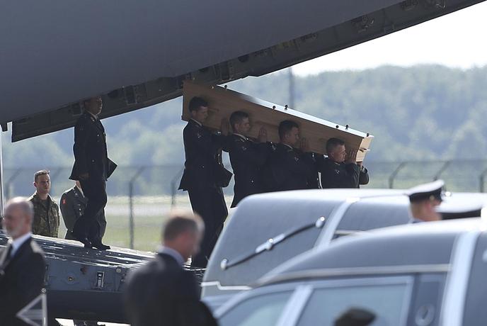 Spopadi tujim policistom preprečili dostop do prizorišča strmoglavljenja MH17