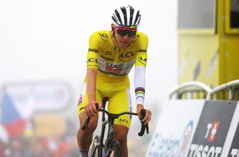 Pojavil se je posnetek Pogačarjevega bližnjega srečanja z avtomobilom Visme #video