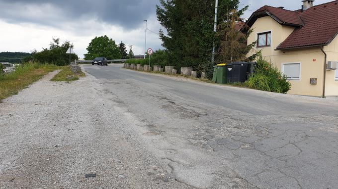 Cesta je dotrajana in močno valovita. | Foto: Metka Prezelj