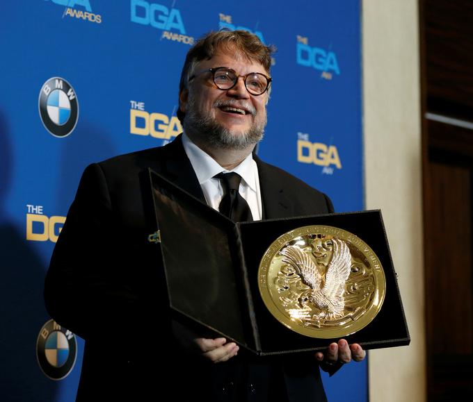 Režiser Guillermo del Toro na 70. letni podelitvi nagrade DGA v Beverly Hillsu, kjer drži svoje priznanje za odlično režijo filma "Oblika vode". | Foto: Reuters