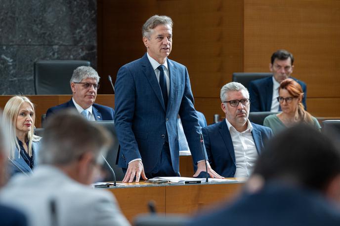 Robert Golob | Več kot 40 odstotkov vprašanih je ocenilo, da vlada svoje delo opravlja uspešno, največji premik med strankami pa je doživela opozicijska SDS, ki je izgubila šest odstotnih točk in avgusta dosegla 22,1 odstotka – najnižji rezultat v skoraj dveh letih. | Foto Vlada Republike Slovenije