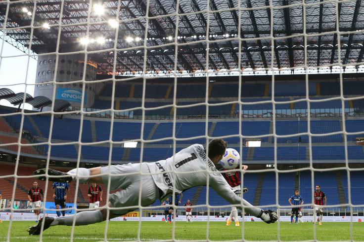 Trenutek, ko je Samir Handanović obranil še 25. enajstmetrovko v prvi italijanski ligi. | Foto: Getty Images