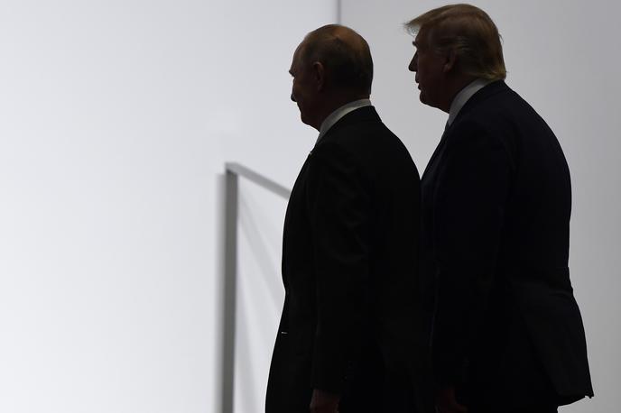 Donald Trump in Vladimir Putin | Vladimir Putin je dejal, da je videl sporočilo ameriškega predsednika Trumpa, v katerem ga je ta pozval k prizanesljivosti "več tisoč obkoljenih ukrajinskih vojakov". Ukrajinska vojska je danes zanikala, da bi bili njeni vojaki obkoljeni. | Foto Guliverimage