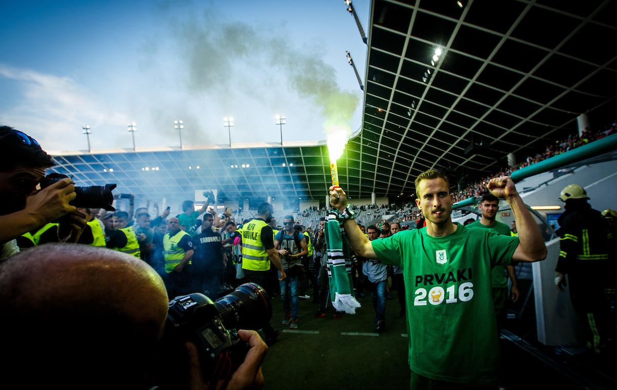Matic Fink | Matic Fink je tako praznoval državni naslov leta 2016 po zadnji tekmi sezone proti Krki. | Foto Grega Valančič/Sportida