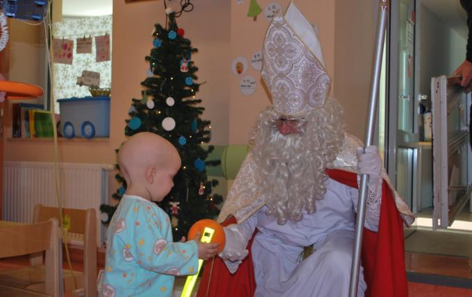 Čarman že več kot 20 let kot Miklavž obiskuje in razveseljuje otroke, ki se zdravijo na hemato-onkološkem oddelku pediatrične klinike v Ljubljani. | Foto: osebni arhiv/Lana Kokl