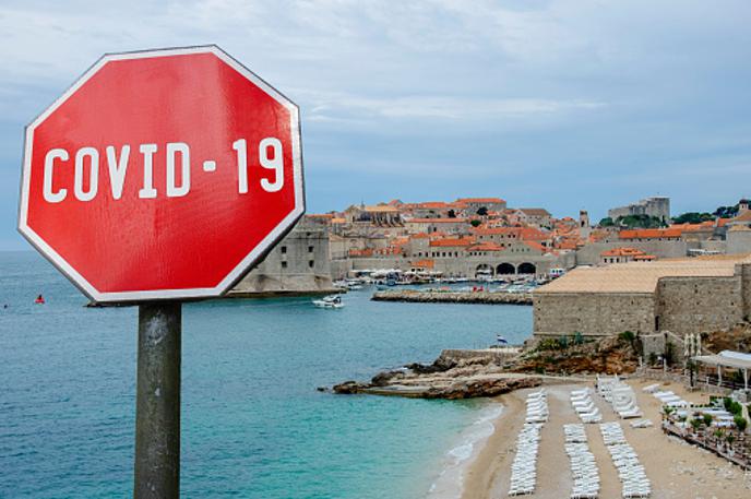 Hrvaška koronavirus |  Na Hrvaškem bodo v ponedeljek začeli veljati novi ukrepi, v skladu s katerimi bodo dodatno omejili zbiranje ljudi na javnih krajih. | Foto Getty Images