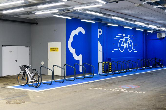V novi kolesarnici lahko skupno parkira 36 koles (foto Robert Krumpak). | Foto: 