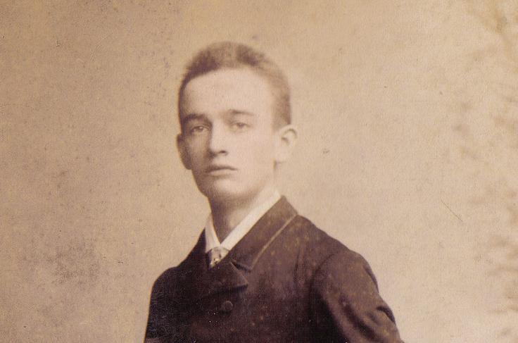 18-letni Frederick Trump na fotografiji iz leta 1887. V ZDA se je preselil dve leti prej iz rodnega Kallstadta, takrat mesteca v Kraljevini Bavarski, zdaj pa v nemški zvezni deželi Porenje-Pfalško. Že leta 1608 se v Kallstadtu omenja pravnik Hanns Drumpf. | Foto: commons.wikimedia.org
