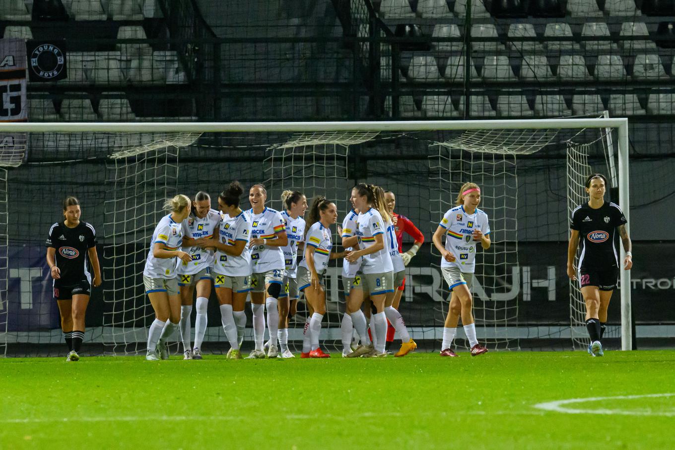 As mulheres austríacas venceram com uma pontuação total de 8:0. | Foto: www.alesfevzer.com