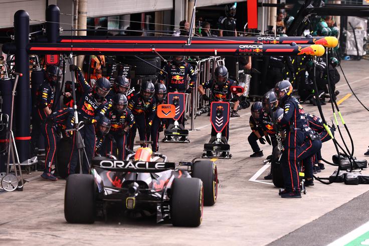 S tremi postanki in zelo hitro vožnjo tekom cele dirke je prišel na tretje mesto. | Foto: Reuters