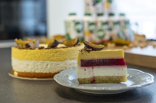 Okusna jesenska sladica: torta s slivami in bučo