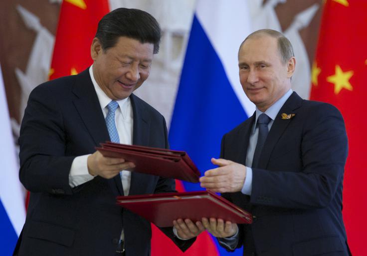Po današnjem telefonskem pogovoru o vsebini nedavnih pogovorov med Rusijo in ZDA, je kitajski predsednik Xi Jinping po poročanju kitajskih državnih medijev pozdravil prizadevanja Rusije za umiritev ukrajinske krize. "Kitajska stran je izrazila podporo začetku dialoga med Rusijo in ZDA ter pripravljenost pomagati pri iskanju mirne rešitve konflikta v Ukrajini," so sporočili v Kremlju. Zdi se, da se tudi Peking nagiba k mirovnim pogajanjem mimo Ukrajine, kot da ne bi bila Rusija tista, ki je vojno zanetila. | Foto: Guliverimage