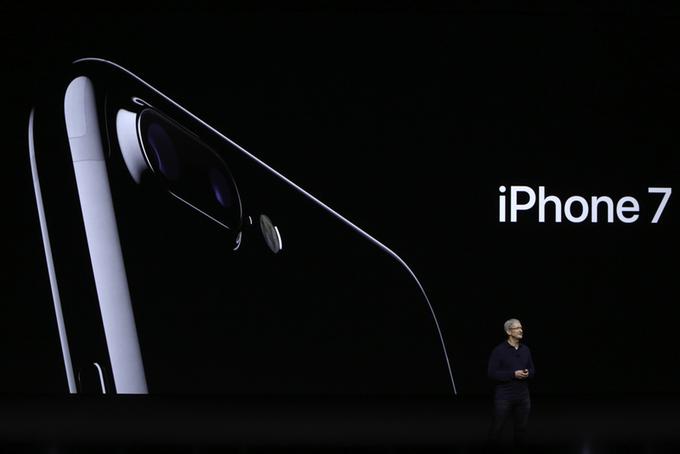 iPhone 7 in Tim Cook, direktor podjetja Apple. | Foto: 