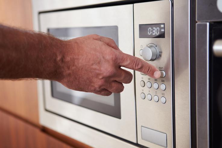 Mikrovalovne pečice so sicer velik porabnik električne energije, a vendarle veliko manjši kot klasične pečice. | Foto: Thinkstock