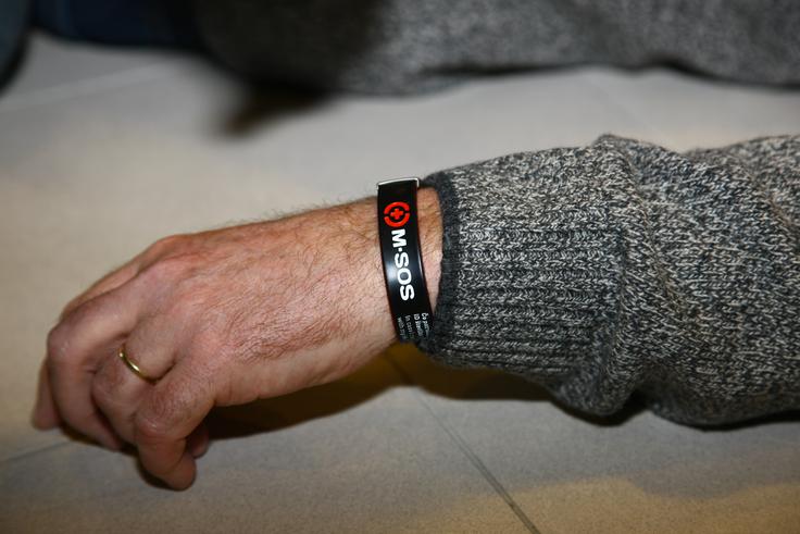 Zapestnica M-SOS: verjetno najbolj pripraven nosilec, ki bo morda rešil marsikatero življenje. Ali vsaj skrajšal zdravljenje. | Foto: 