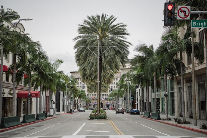 Beverly Hills | Ulice Beverly Hillsa je najprej izpraznil novi koronavirus, zdaj pa so omejili tudi proteste. | Foto Getty Images