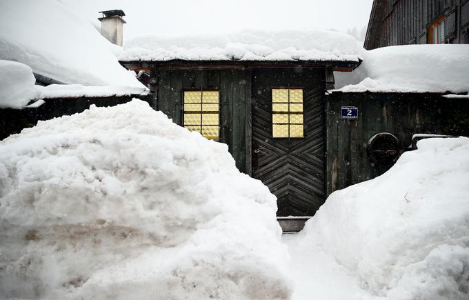 Zaradi izrednih zimskih razmer so prebivalci v nekaterih krajih dobesedno odrezani od sveta in ujeti v lastnih domovih. | Foto: Reuters