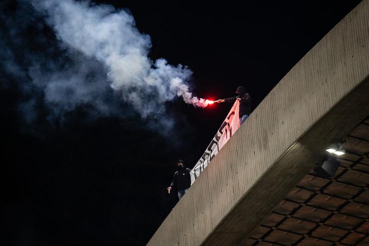 Navijači Maribora po kazni, ki jo je prejel 15-kratni državni prvak zaradi incidentov na tekmi z Bravom, ne skrivajo nezadovoljstva z odločitvijo disciplinskega sodnika Nogometne zveze Slovenije. | Foto: Blaž Weindorfer/Sportida