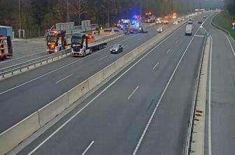 Zaradi prometne nesreče zaprt vozni pas na štajerski avtocesti