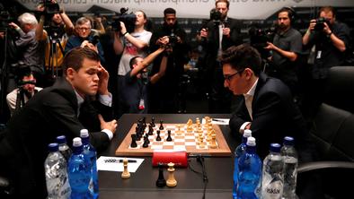 Carlsen proti Caruani: peta partija in še peti remi