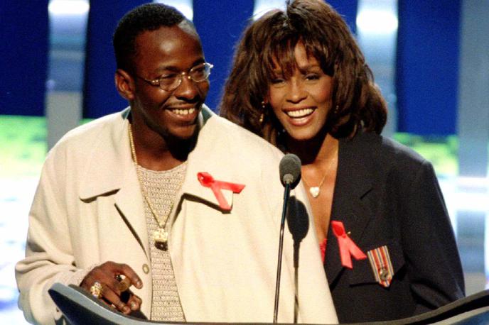 Bobby Brown Whitney Houston | Bobby Brown in Whitney Houston sta bila poročena med letoma 1992 in 2007. Ona je leta 2012 umrla zaradi prevelikega odmerka mamil, tri leta pozneje pa je zaradi smrtonosne kombinacije opojnih substanc umrla njuna hči Bobbi Kristina. | Foto Reuters
