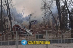 V Mariupolu bombardirano gledališče s 1.200 civilisti #vŽivo