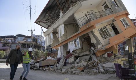 Leto dni po potresu v Turčiji še vedno vidne hude posledice