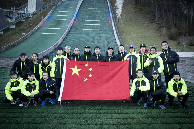 Gasilska fotografija kitajske reprezentance v smučarskih skokih. | Foto: Ana Kovač