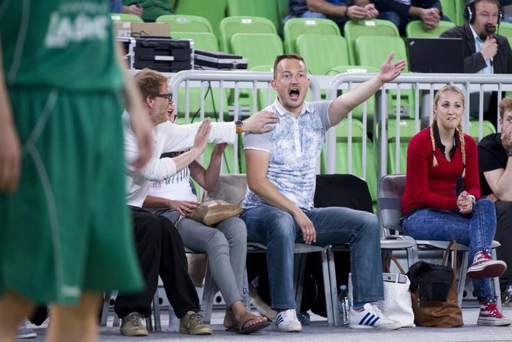 Raper Zlatko prevzema vlogo najglasnejšega navijača v Stožicah. | Foto: 