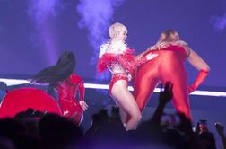 Miley Cyrus izziva tudi na turneji (foto in video)