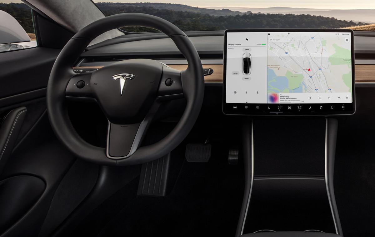 Tesla 3 notranjost | Največja posebnost tesle model 3 je zelo minimalistična notranjost z velikim digitalnim zaslonom. | Foto Tesla