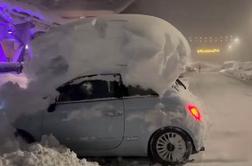 V Italiji prekriti s snegom, do hiš si kopljejo predore #video