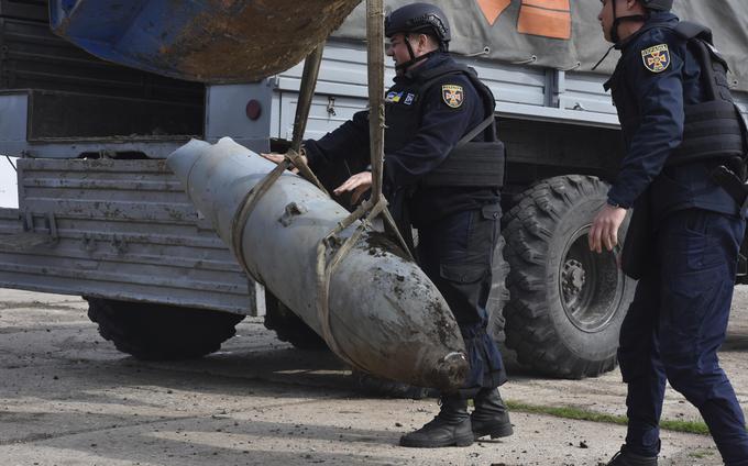 Neeksplodirana ruska jadralna bomba fab-500. Gre za vrsto jadralne bombe, ki nosi 500 kilogramov eksploziva. Rusija sicer uporablja še bistveno težje jadralne bombe tipa fab-1500, ki nosijo kar poldrugo tono eksploziva.  | Foto: Guliverimage