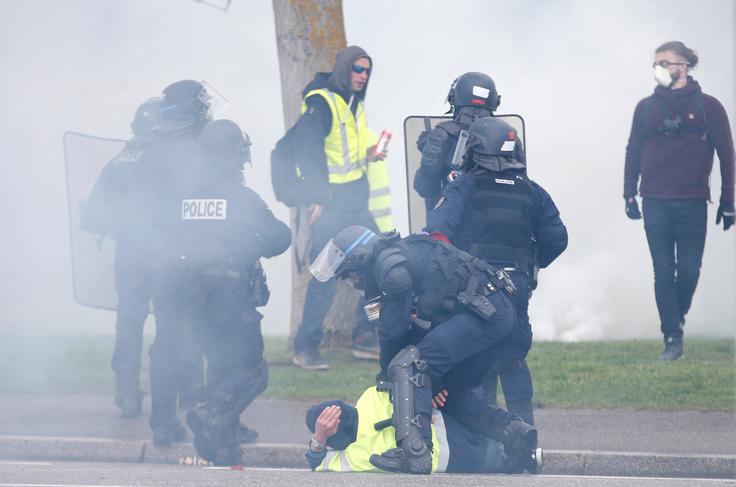 Privrženci protestnega gibanja rumenih jopičev kljub napovedim francoskega predsednika Emmanuela Macrona o znižanju davka na dohodek in drugih reformnih ukrepih danes znova pozivajo k odstopu predsednika Macrona. | Foto: Reuters