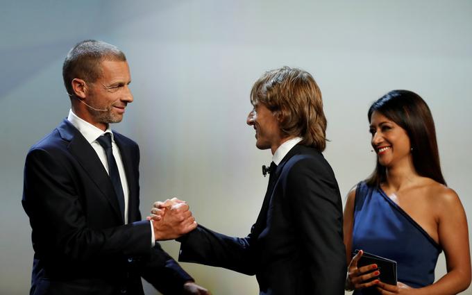 Predsednik Uefe Aleksander Čeferin je poleti podelil Luki Modriću nagrado za najboljšega igralca evropskih tekmovanj. | Foto: Reuters