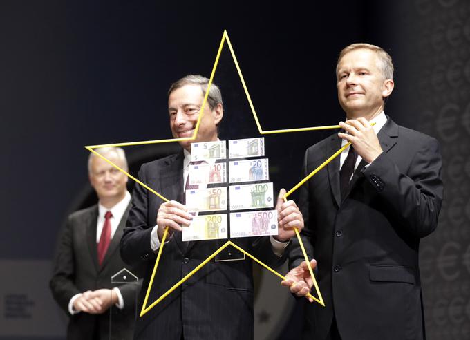 Guverner ECB Mario Draghi (v sredini) in guverner latvijske centralne banke Ilmars Rimševičs (desno) leta 2013 na konferenci v Rigi | Foto: Reuters