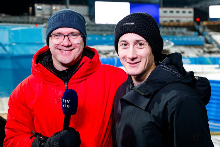 Cene Prevc v družbi komentatorja slovenske nacionalne televizije Aleša Potočnika. | Foto: Aleš Fevžer