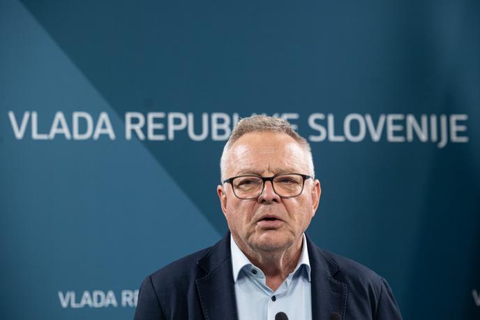 Jože Novak | Med glavnimi novostmi predloga zakonske novele je Novak izpostavil hitrejše spremembe in dopolnitve občinskih in državnih prostorskih načrtov. Te bo možno pripraviti in sprejeti v obdobju enega do dveh let, medtem ko današnja zakonodaja tega ne omogoča. | Foto STA