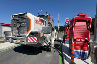 Nevsakdanji prizor: na električno polnilnico je pripeljal delovni stroj iz kamnoloma