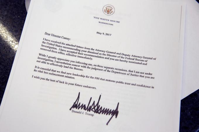 Pismo, v katerem ga je predsednik obvestil o njegovi odstavitvi, je Comeyu, tik preden je odletel na poslovno pot v Kalifornijo, izročil vodja operacij Ovalne pisarne Keith Schiller. | Foto: Reuters