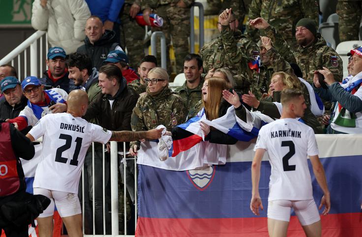 Tako so se slovenski nogometaši zahvaljevali navijačem, med katerimi ni manjkalo tudi poklicnih vojakov, za podporo v Prištini. | Foto: Reuters