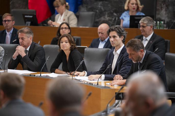 Tanja Fajon | "Naj spomnim, da so bile vse mednarodne norme ustanovljene prav zato, da se takšna grozodejstva nikoli ne bi zgodila. In vsi, ki ne ukrepajo, svetu pošiljajo grozljivo sporočilo – da so življenja vseh Palestincev ničvredna in da mednarodno pravo nima nobenega pomena," je dejala ministrica. | Foto Boštjan Podlogar/STA
