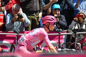 Tadej Pogačar po težkem dnevu zadržal rožnato majico, junak Španec s solznimi očmi