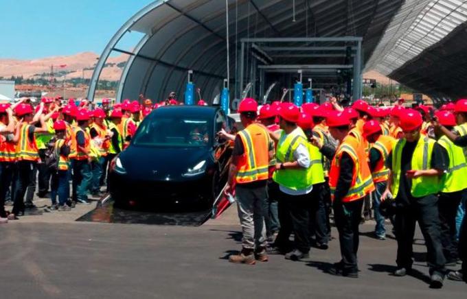 Pol leta po govoru Mullerja je Tesla začela serijsko proizvodnjo modela 3. | Foto: Tesla