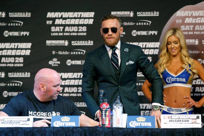 Conor McGregor je nekdanji prvak Ultimate Fighting Championship (UFC) v peresni in lahki kategoriji ter po obračunu z boksarjem Floydom Mayweatherjem tudi profesionalni boksar. Izvršni direktor UFC, ki organizira tekmovanja v mešanih borilnih veščinah (MMA), je Dana White, ki je tesen zaveznik Donalda Trumpa. Na fotografiji iz leta 2017 vidimo McGregorja in Whita. | Foto: Guliverimage