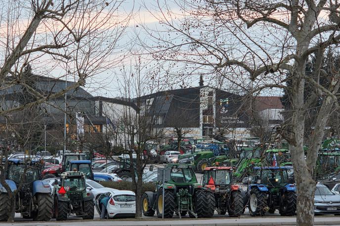 Kmetje v Žalcu | Eden izmed kmetov je dejal, da današnje zborovanje sicer deluje kot protest, ker so kmetje prišli z več kot 100 traktorji, vendar gre po njegovih besedah za izraz nezadovoljstva. | Foto Siol.net