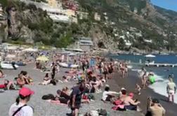 Kaos na Amalfijski obali: na ulicah horde turistov, domačini pa ujeti v domovih