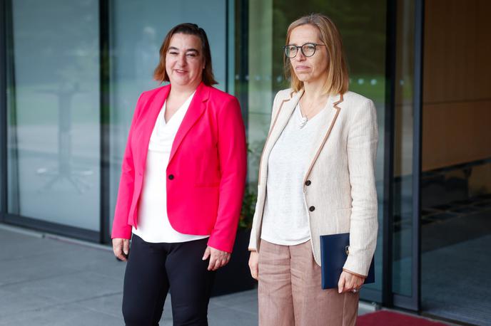 Jasna Humar, Valentina Prevolnik Rupel | V. d. generalne direktorice direktorata za zdravstveno varstvo Jasna Humar (na levi) je prepričana, da bo novela zakona o zdravstveni dejavnosti vzpostavila red ter jasne razmejitve in pravila ter da bodo na koncu z doseženim zadovoljni tudi zdravniki. | Foto STA