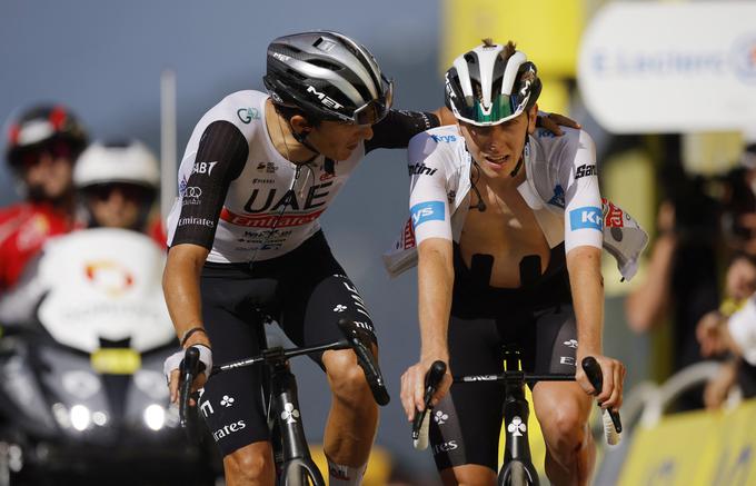 Tadej Pogačar v družbi Marca Solerja v cilju 17. etape, v kateri je izgubil več kot pet minut.  | Foto: Reuters