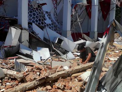 Potres z magnitudo 7,4 v Indoneziji zahteval smrtno žrtev